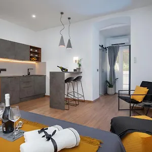 https://deluxe-rooms-and-apartments-korzo.in-istria.net